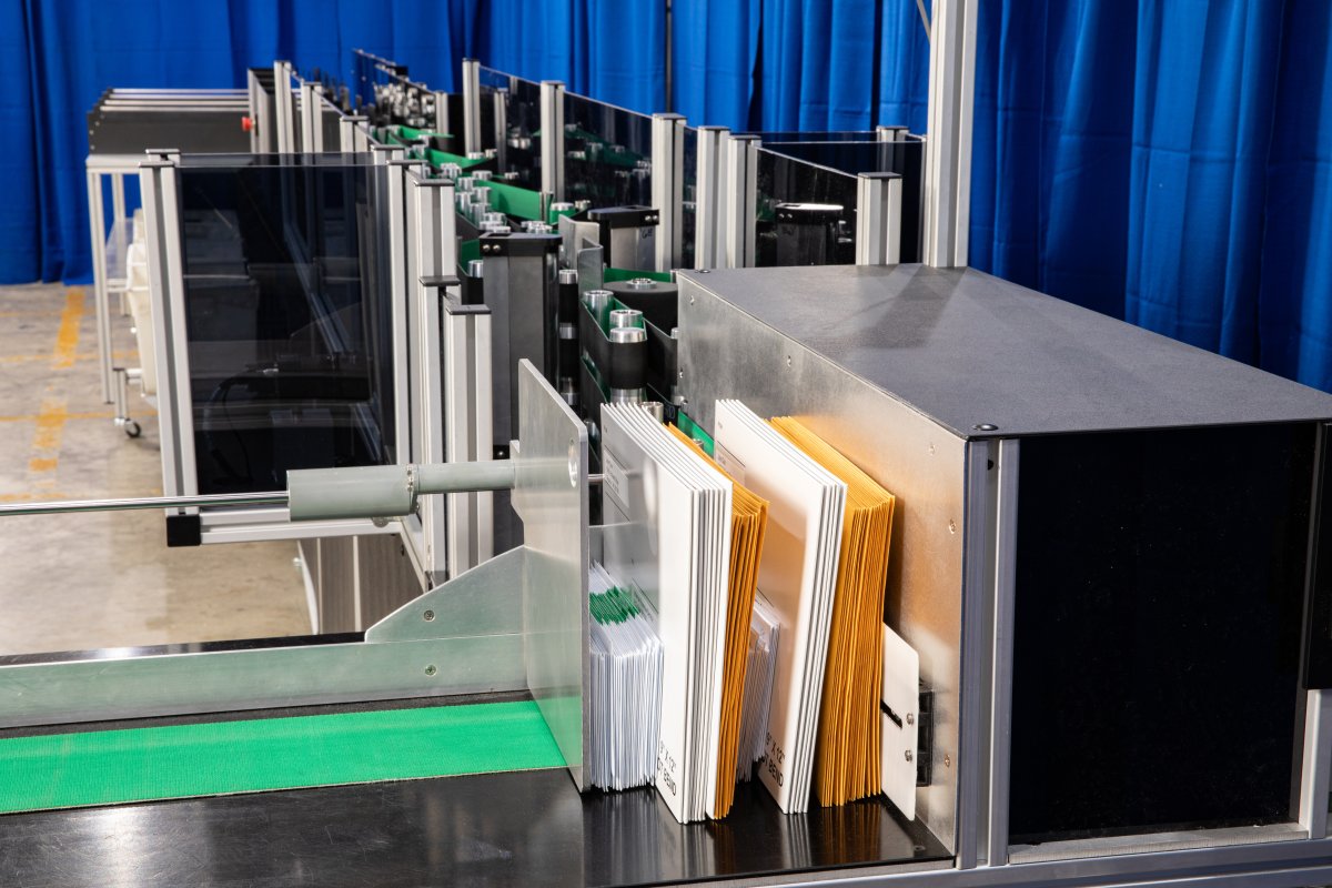 Mail feeding into a Tritek sorter